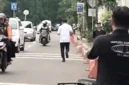 Pegawai Direktorat Jenderal Bea dan Cukai (DJBC) Kementerian Keuangan, Ahmad Dedi berlari ke luar Gedung Merah Putih KPK, Jakarta usai diperiksa sebagai saksi terkait kasus suap importasi barang pada Jumat (8/5/2026).(Istimewa)