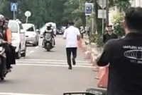 Pegawai Direktorat Jenderal Bea dan Cukai (DJBC) Kementerian Keuangan, Ahmad Dedi berlari ke luar Gedung Merah Putih KPK, Jakarta usai diperiksa sebagai saksi terkait kasus suap importasi barang pada Jumat (8/5/2026).(Istimewa)