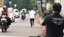 Pegawai Direktorat Jenderal Bea dan Cukai (DJBC) Kementerian Keuangan, Ahmad Dedi berlari ke luar Gedung Merah Putih KPK, Jakarta usai diperiksa sebagai saksi terkait kasus suap importasi barang pada Jumat (8/5/2026).(Istimewa)