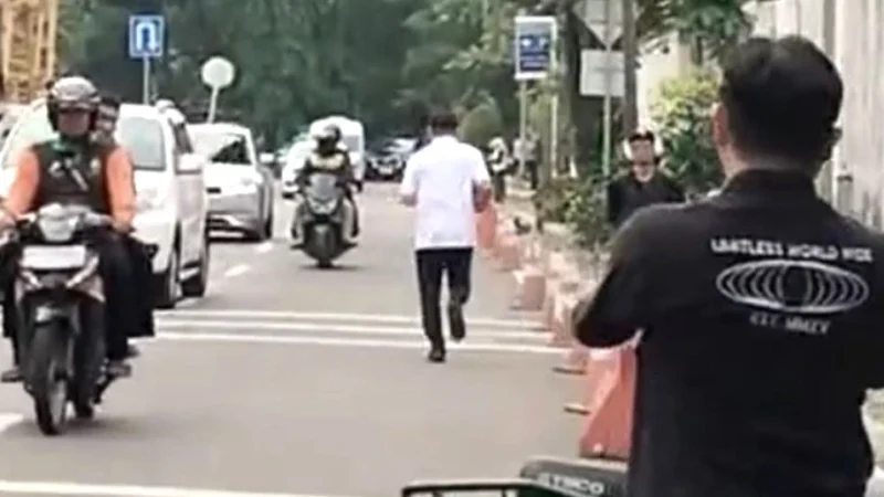 Pegawai Direktorat Jenderal Bea dan Cukai (DJBC) Kementerian Keuangan, Ahmad Dedi berlari ke luar Gedung Merah Putih KPK, Jakarta usai diperiksa sebagai saksi terkait kasus suap importasi barang pada Jumat (8/5/2026).(Istimewa)