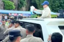 Presiden Prabowo Subianto melemparkan kaos dari atas mobilnya di Gorontalo, Sabtu (9/5/2026). (KOMPAS.com)