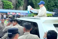 Presiden Prabowo Subianto melemparkan kaos dari atas mobilnya di Gorontalo, Sabtu (9/5/2026). (KOMPAS.com)