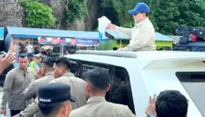 Presiden Prabowo Subianto melemparkan kaos dari atas mobilnya di Gorontalo, Sabtu (9/5/2026). (KOMPAS.com)