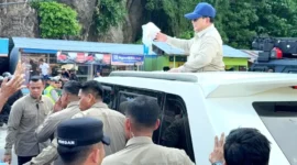 Presiden Prabowo Subianto melemparkan kaos dari atas mobilnya di Gorontalo, Sabtu (9/5/2026). (KOMPAS.com)