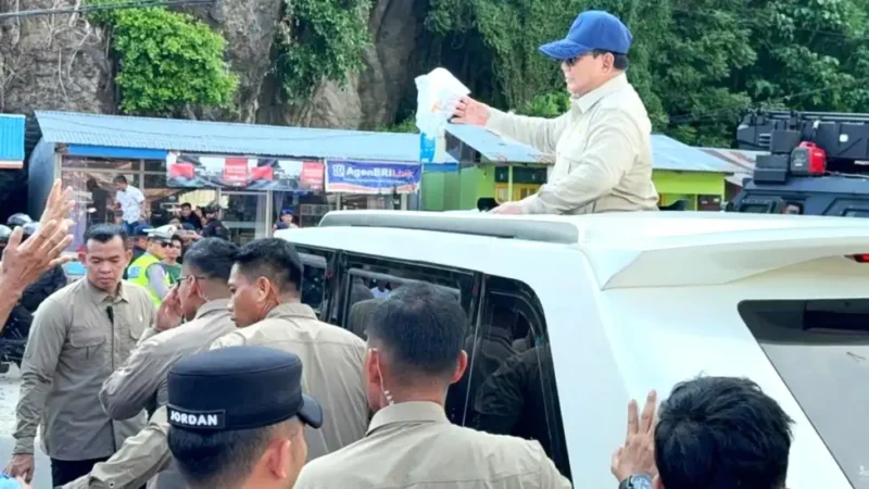 Presiden Prabowo Subianto melemparkan kaos dari atas mobilnya di Gorontalo, Sabtu (9/5/2026). (KOMPAS.com)