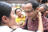 Terdakwa kasus dugaan korupsi pengadaan Chromebook dan Chrome Device Management (CDM) dalam program digitalisasi pendidikan di Kemendikbudristek Nadiem Makarim (kanan) memeluk istrinya Franka Franklin Makarim (kiri) seusai mengikuti sidang tuntutan di Pengadilan Tipikor, Jakarta, Rabu (13/5/2026).