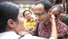 Terdakwa kasus dugaan korupsi pengadaan Chromebook dan Chrome Device Management (CDM) dalam program digitalisasi pendidikan di Kemendikbudristek Nadiem Makarim (kanan) memeluk istrinya Franka Franklin Makarim (kiri) seusai mengikuti sidang tuntutan di Pengadilan Tipikor, Jakarta, Rabu (13/5/2026).