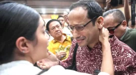 Terdakwa kasus dugaan korupsi pengadaan Chromebook dan Chrome Device Management (CDM) dalam program digitalisasi pendidikan di Kemendikbudristek Nadiem Makarim (kanan) memeluk istrinya Franka Franklin Makarim (kiri) seusai mengikuti sidang tuntutan di Pengadilan Tipikor, Jakarta, Rabu (13/5/2026).
