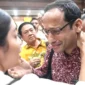 Terdakwa kasus dugaan korupsi pengadaan Chromebook dan Chrome Device Management (CDM) dalam program digitalisasi pendidikan di Kemendikbudristek Nadiem Makarim (kanan) memeluk istrinya Franka Franklin Makarim (kiri) seusai mengikuti sidang tuntutan di Pengadilan Tipikor, Jakarta, Rabu (13/5/2026).