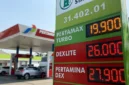Papan di sebuah SPBU yang menunjukkan harga baru BBM non-subsidi.