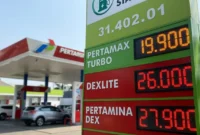 Papan di sebuah SPBU yang menunjukkan harga baru BBM non-subsidi.