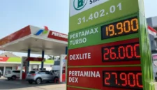 Papan di sebuah SPBU yang menunjukkan harga baru BBM non-subsidi.