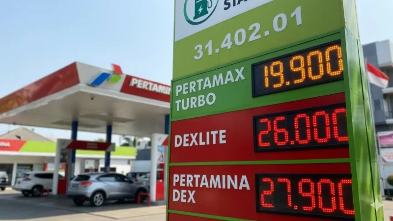 Papan di sebuah SPBU yang menunjukkan harga baru BBM non-subsidi.