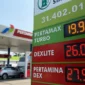 Papan di sebuah SPBU yang menunjukkan harga baru BBM non-subsidi.