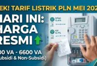 Ilustrasi - Warga tengah mengisi ulang token listrik.