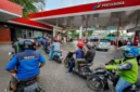 Sejumlah kendaraan antre untuk melakukan pengisian bahan bakar minyak (BBM) di salah satu Stasiun Pengisian Bahan Bakar Umum (SPBU). (Bisnis.com)