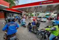 Sejumlah kendaraan antre untuk melakukan pengisian bahan bakar minyak (BBM) di salah satu Stasiun Pengisian Bahan Bakar Umum (SPBU). (Bisnis.com)