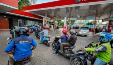 Sejumlah kendaraan antre untuk melakukan pengisian bahan bakar minyak (BBM) di salah satu Stasiun Pengisian Bahan Bakar Umum (SPBU). (Bisnis.com)