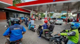 Sejumlah kendaraan antre untuk melakukan pengisian bahan bakar minyak (BBM) di salah satu Stasiun Pengisian Bahan Bakar Umum (SPBU). (Bisnis.com)