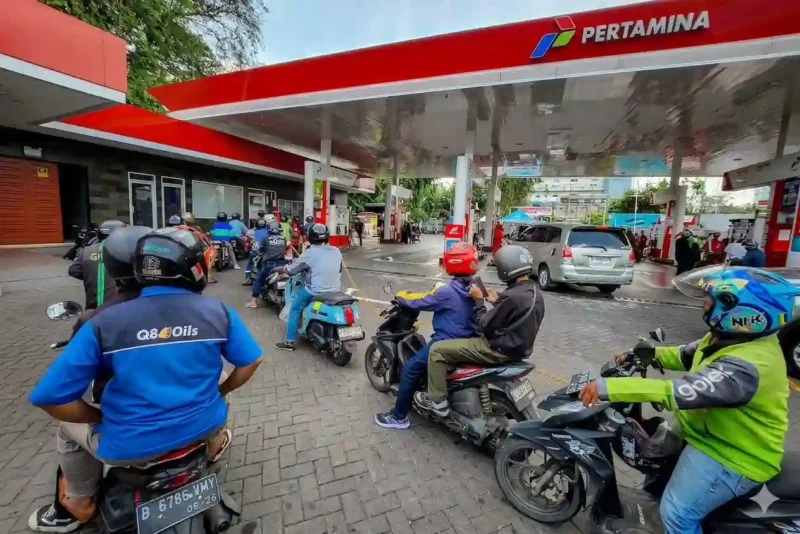 Sejumlah kendaraan antre untuk melakukan pengisian bahan bakar minyak (BBM) di salah satu Stasiun Pengisian Bahan Bakar Umum (SPBU). (Bisnis.com)
