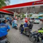Sejumlah kendaraan antre untuk melakukan pengisian bahan bakar minyak (BBM) di salah satu Stasiun Pengisian Bahan Bakar Umum (SPBU). (Bisnis.com)