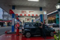 Pengendara Melakukan Pengisian BBM di SPBU.