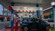 Pengendara Melakukan Pengisian BBM di SPBU.