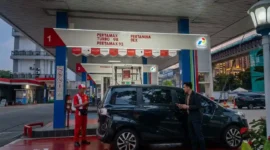 Pengendara Melakukan Pengisian BBM di SPBU.