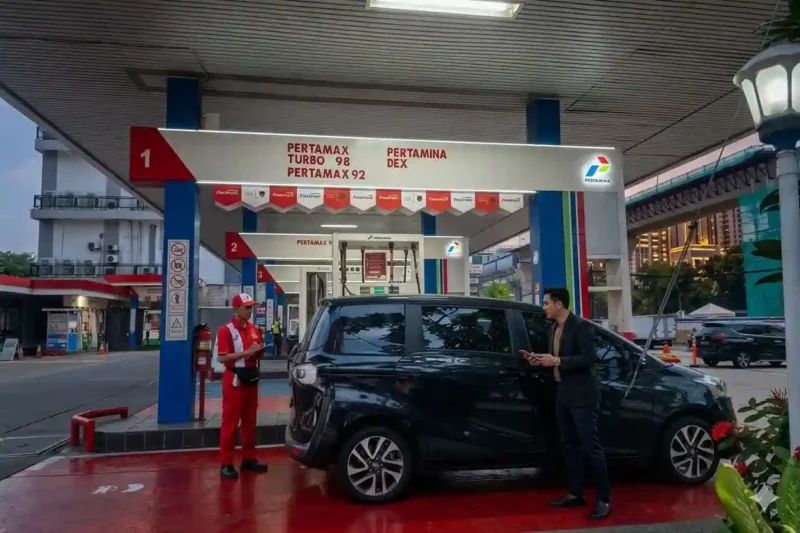 Pengendara Melakukan Pengisian BBM di SPBU.