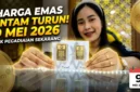 Ilustrasi - Karyawan Toko Emas Memperlihatkan Emas ANTAM.