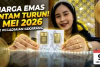 Ilustrasi - Karyawan Toko Emas Memperlihatkan Emas ANTAM.