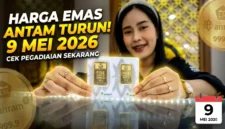 Ilustrasi - Karyawan Toko Emas Memperlihatkan Emas ANTAM.