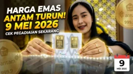 Ilustrasi - Karyawan Toko Emas Memperlihatkan Emas ANTAM.