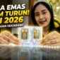 Ilustrasi - Karyawan Toko Emas Memperlihatkan Emas ANTAM.