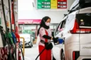 Petugas SPBU sedang melakukan Pengisian BBM ke Monbil.