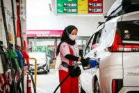 Petugas SPBU sedang melakukan Pengisian BBM ke Monbil.