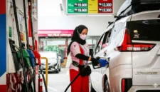 Petugas SPBU sedang melakukan Pengisian BBM ke Monbil.
