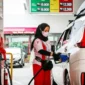 Petugas SPBU sedang melakukan Pengisian BBM ke Monbil.