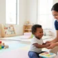 Ilustrasi - Pengasuhan Anak. Tips Memilih Daycare Aman: Lindungi Buah Hati dengan Cermat.