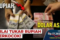 Ilustrasi - Pekerja menunjukan mata uang Rupiah dan Dolar AS di Jakarta, Rabu (19/6/2019).