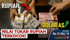 Ilustrasi - Pekerja menunjukan mata uang Rupiah dan Dolar AS di Jakarta, Rabu (19/6/2019).