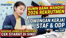 Ilustrasi - Teler Bank Mandiri sedang Melakukan Pelayanan terhadap Nasabah.