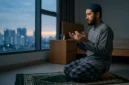 Ilustrasi - Berdoa Usai Melaksanakan Ibadah Shalat Tahajud 2 Rakaat.