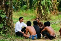 Joko Widodo, semasa menjadi Presiden RI, berdialog dengan warga Suku Anak Dalam di Desa Suban, kecamatan Air Hitam, Kabupaten Sarolangun, Provinsi Jambi. (SETPRES) 