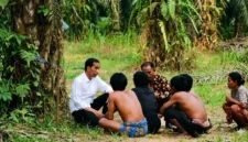 Joko Widodo, semasa menjadi Presiden RI, berdialog dengan warga Suku Anak Dalam di Desa Suban, kecamatan Air Hitam, Kabupaten Sarolangun, Provinsi Jambi. (SETPRES) 