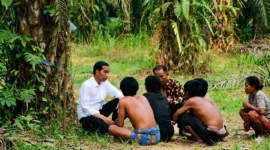 Joko Widodo, semasa menjadi Presiden RI, berdialog dengan warga Suku Anak Dalam di Desa Suban, kecamatan Air Hitam, Kabupaten Sarolangun, Provinsi Jambi. (SETPRES) 