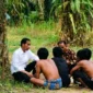 Joko Widodo, semasa menjadi Presiden RI, berdialog dengan warga Suku Anak Dalam di Desa Suban, kecamatan Air Hitam, Kabupaten Sarolangun, Provinsi Jambi. (SETPRES) 