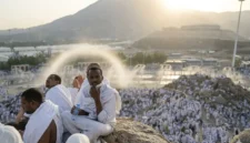 Ilustrasi - Panduan Doa dan Dzikir Wukuf Arafah: Puncak Haji Penuh Makna.