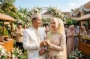 Ilustrasi - Pasangan Pengantin Yang Melangsungkan Pernikahan. Gemini