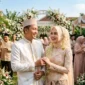 Ilustrasi - Pasangan Pengantin Yang Melangsungkan Pernikahan. Gemini
